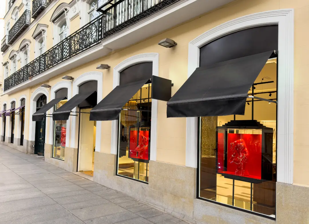 Façade vitrine de magasin en aluminium sur mesure à Guérande